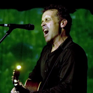 Mark Seymour by Mandy Hall, CC BY 2.0 <https://creativecommons.org/licenses/by/2.0>, via Wikimedia Commons