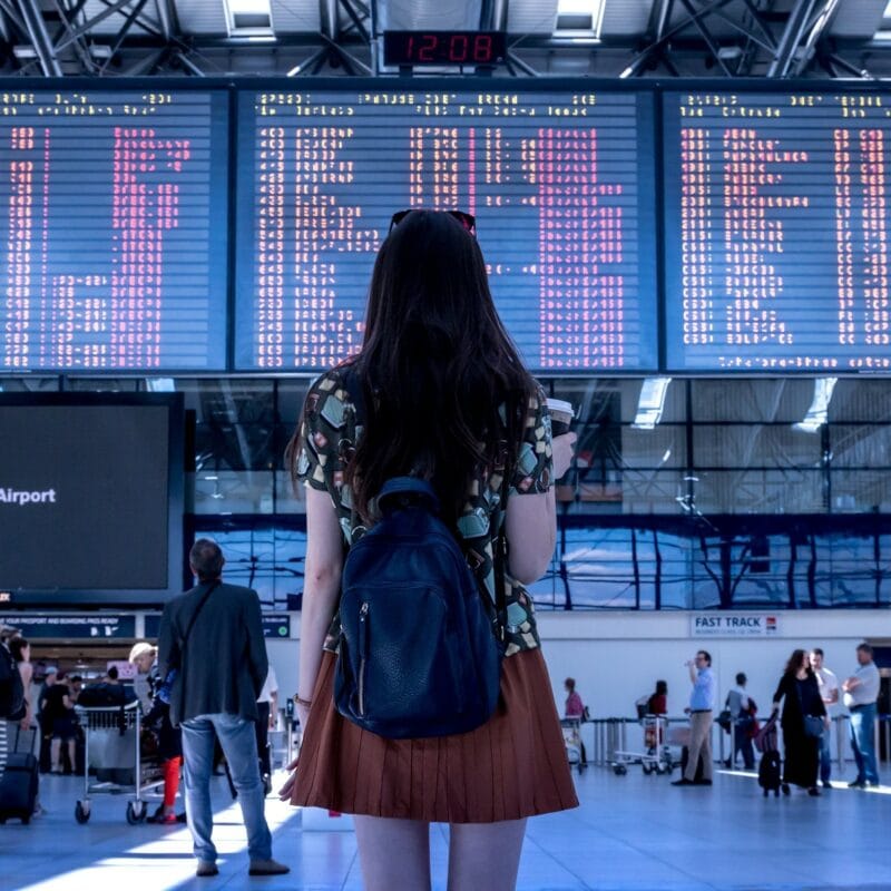 Women at airport - Image by Jan Vasek from Pixabay