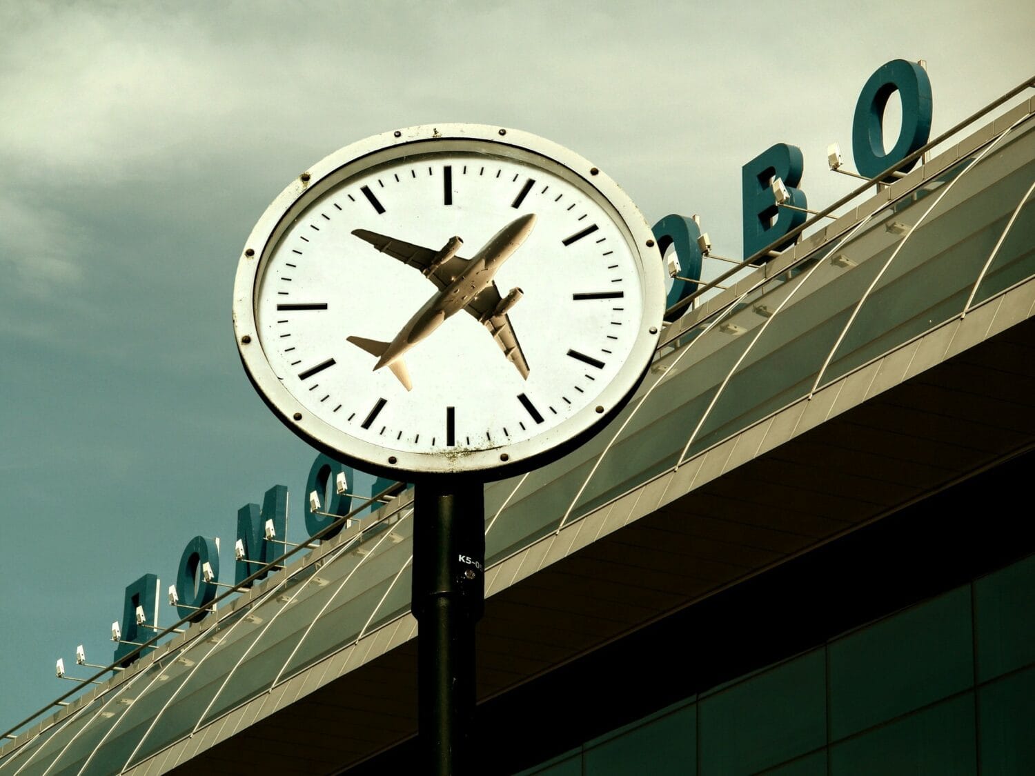 Airport Clock - Image by Sumanley xulx from Pixabay