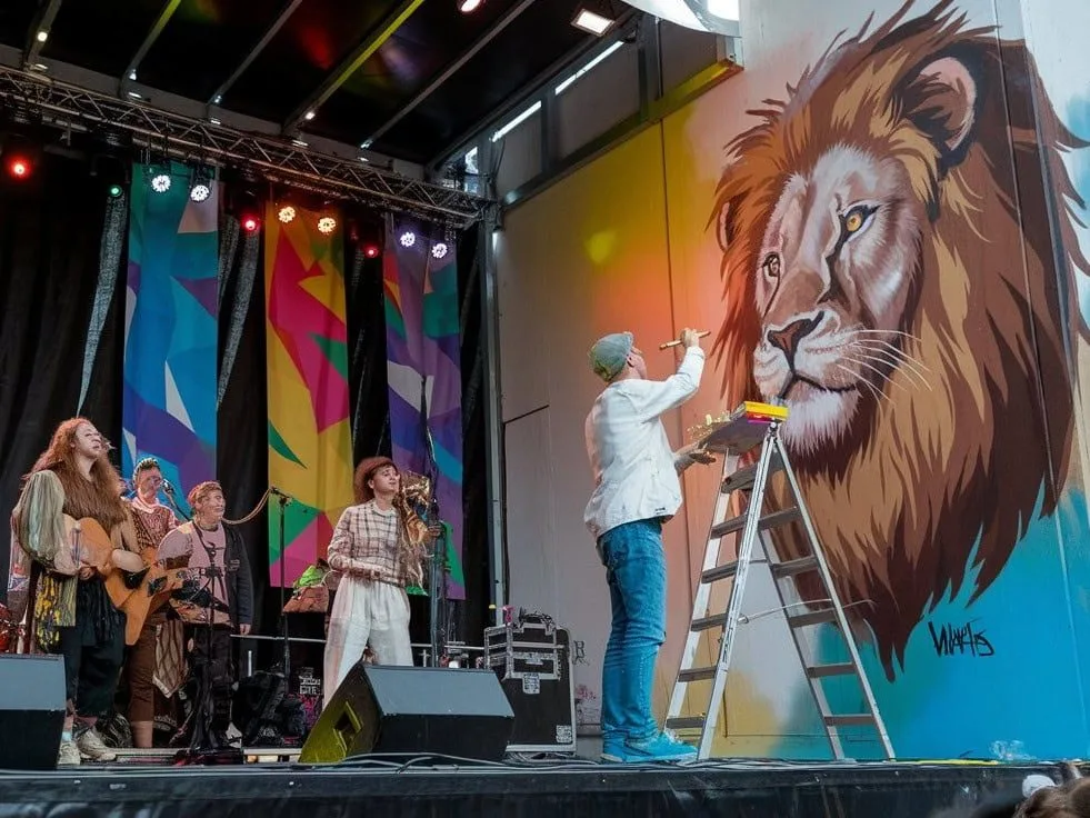 Street artist and performers on stage Edinburgh fringe festival