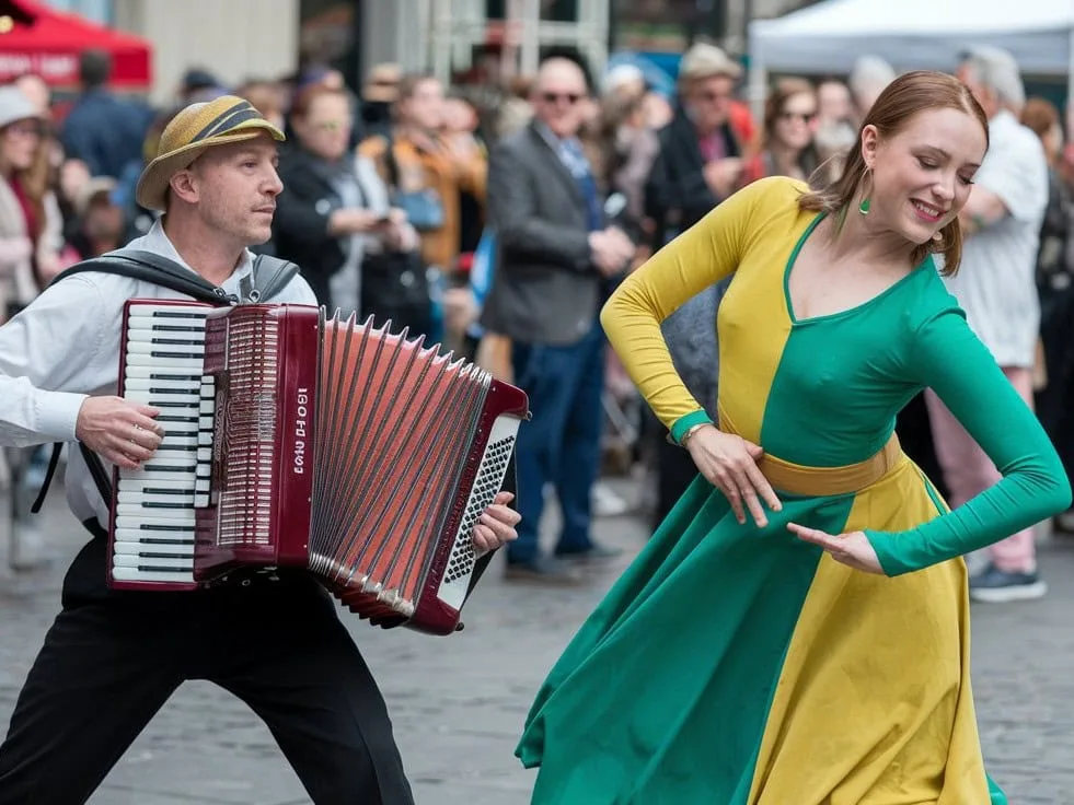 Street performers and dancers in Edinburgh fringe festival