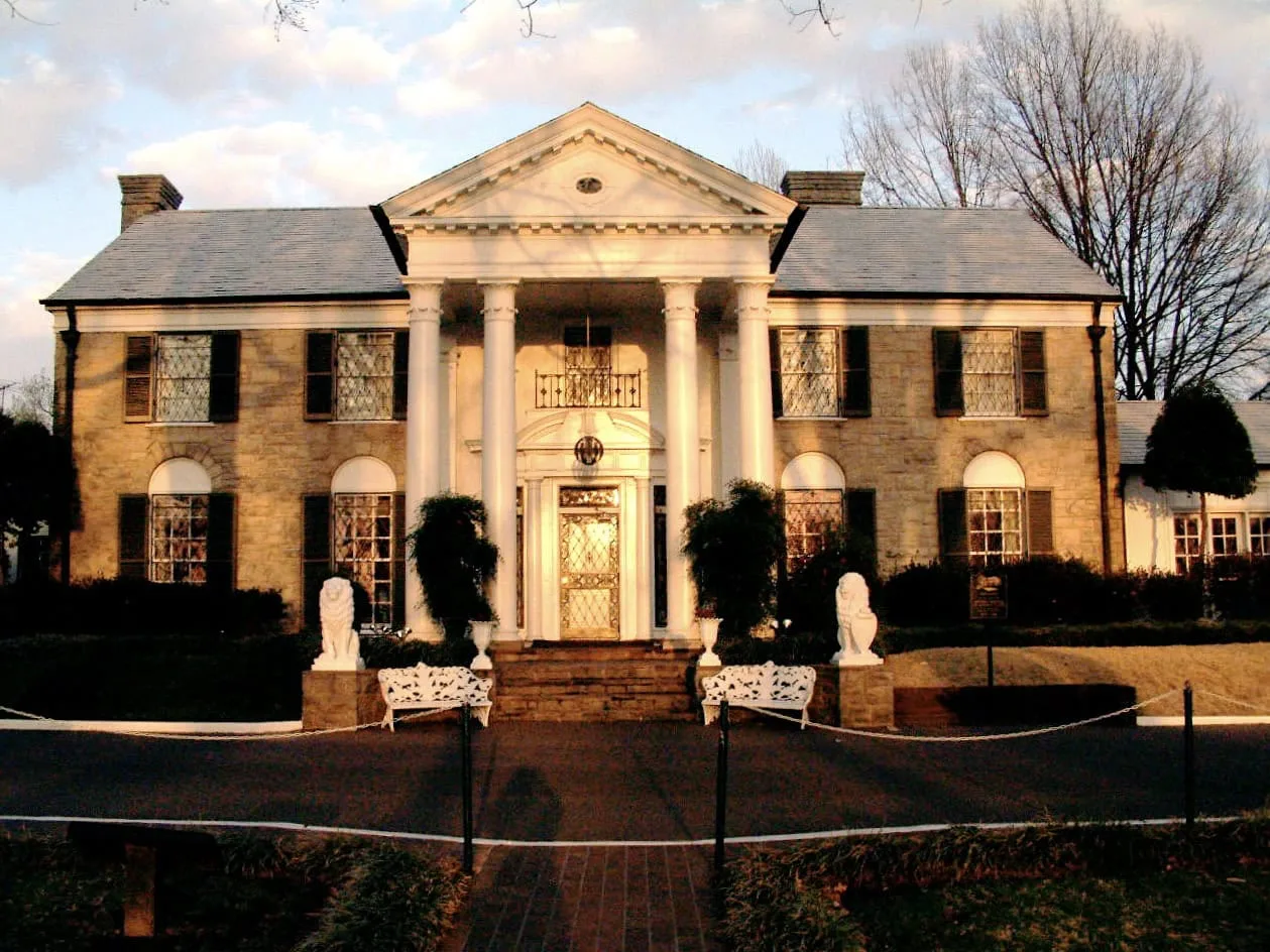 Graceland front - Image by User: Maha CC BY 2.5 via Wikimedia Commons