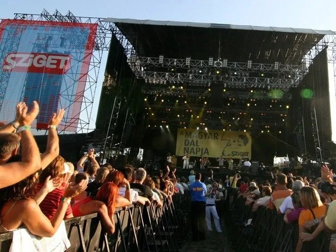 Sziget - Gergely Csatari CC BY SA 2.0 via Wikimedia Commons