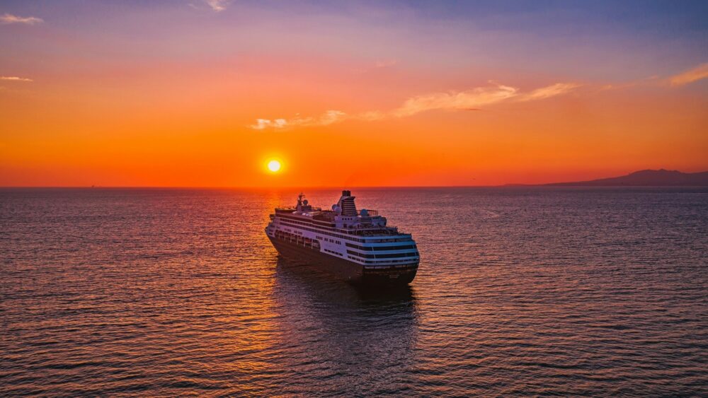 Sailing into the Sunset - Image by Alonso Reyes