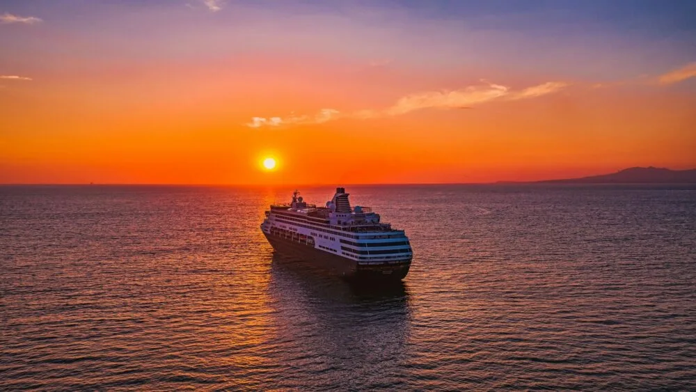 Sailing into the Sunset - Image by Alonso Reyes