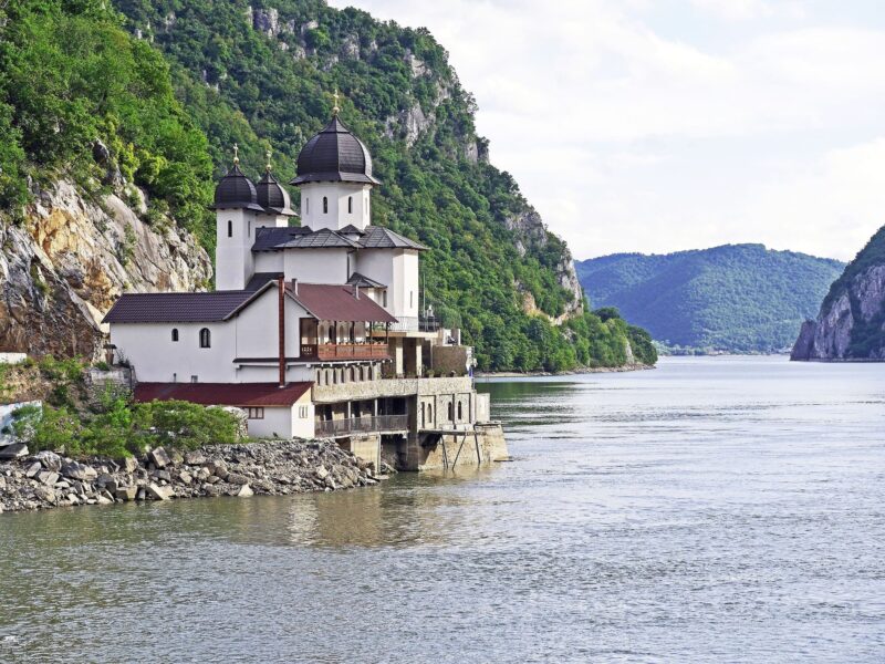 Mraconia Monastery on the Danube - Image by hpgruesen CC0 via Wikimedia Commons